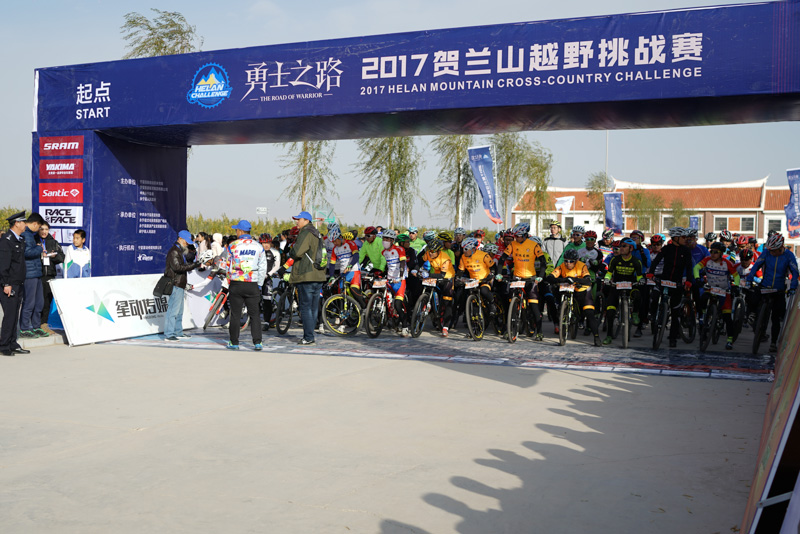 2025张家界UCTR百公里越野挑战赛开赛全球3000余名越野跑者竞逐(图1)